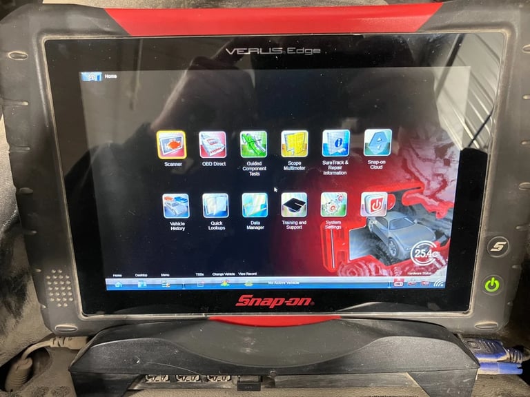 Snap-on Verus Edge diagnostic tablet displaying app icons and vehicle image on home screen